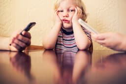 Uso excessivo de celulares por pais prejudica saúde mental de filhos