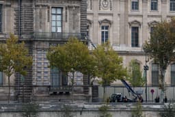 Suspeitos de roubo ao Louvre dizem que receberiam 25 mil euros